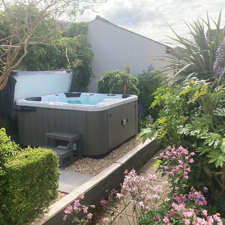 Bryntirion Farmhouse Apartment With Hot Tub Llanfair Caereinion Eksteriør billede