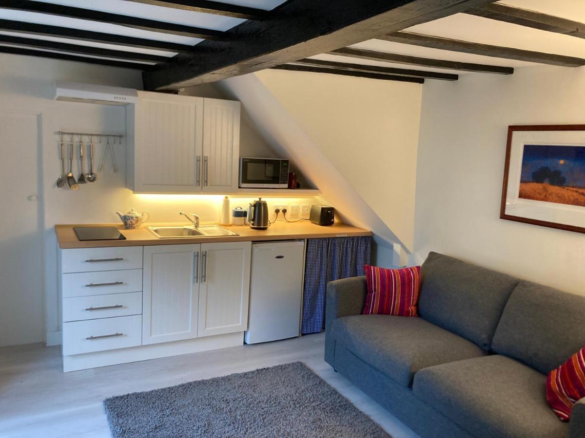 Bryntirion Farmhouse Apartment With Hot Tub Llanfair Caereinion Eksteriør billede