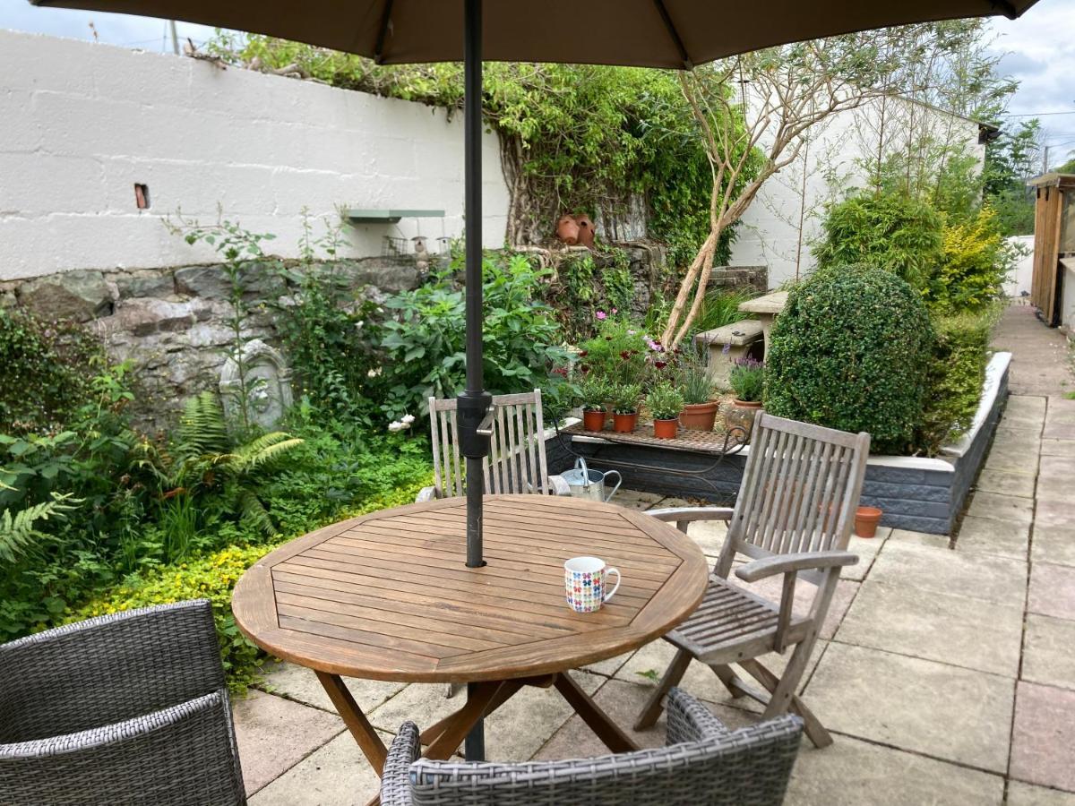 Bryntirion Farmhouse Apartment With Hot Tub Llanfair Caereinion Eksteriør billede